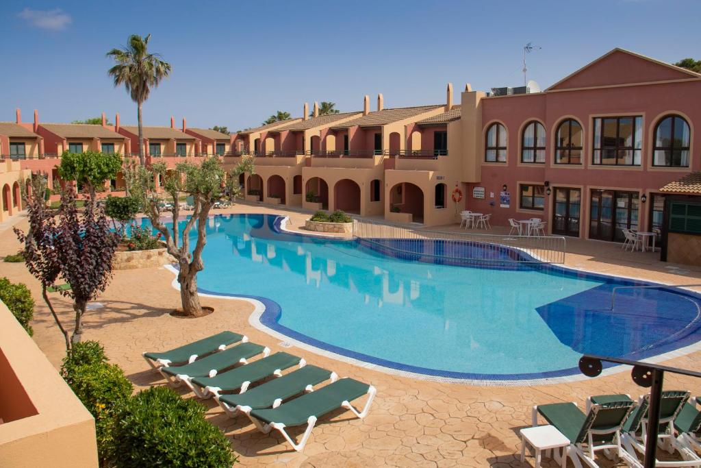 桑坦德利亚湾Grupoandria Aparthotel Club Andria的一个带躺椅的游泳池,一个度假村