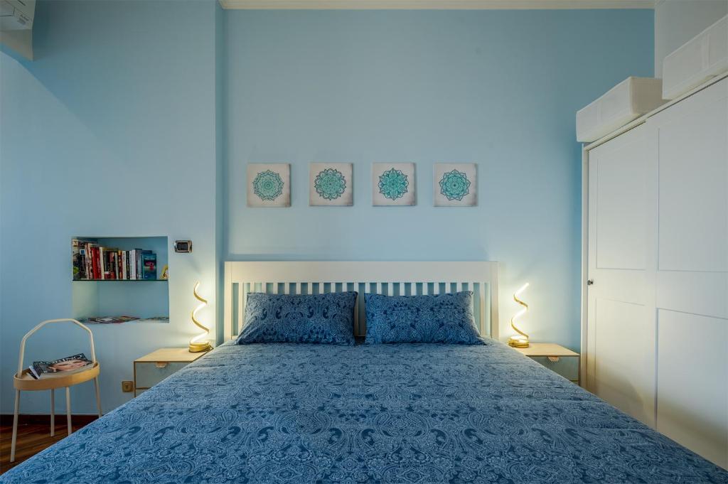 都灵Un Buon Inizio的蓝色卧室,配有一张带蓝色床罩的床