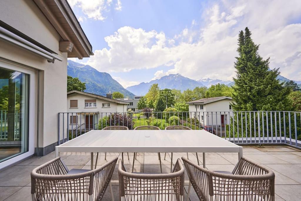 因特拉肯Terrace Vista Interlaken的山景庭院里的白色桌椅
