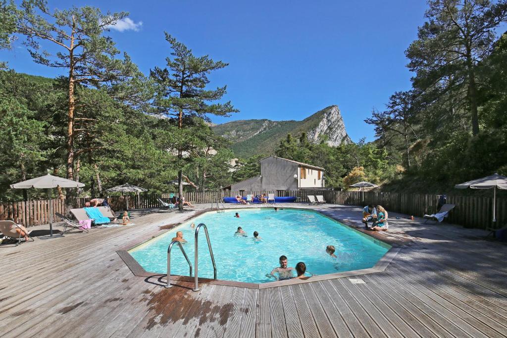 卡斯特拉讷Huttopia Gorges du Verdon的一群人在游泳池里