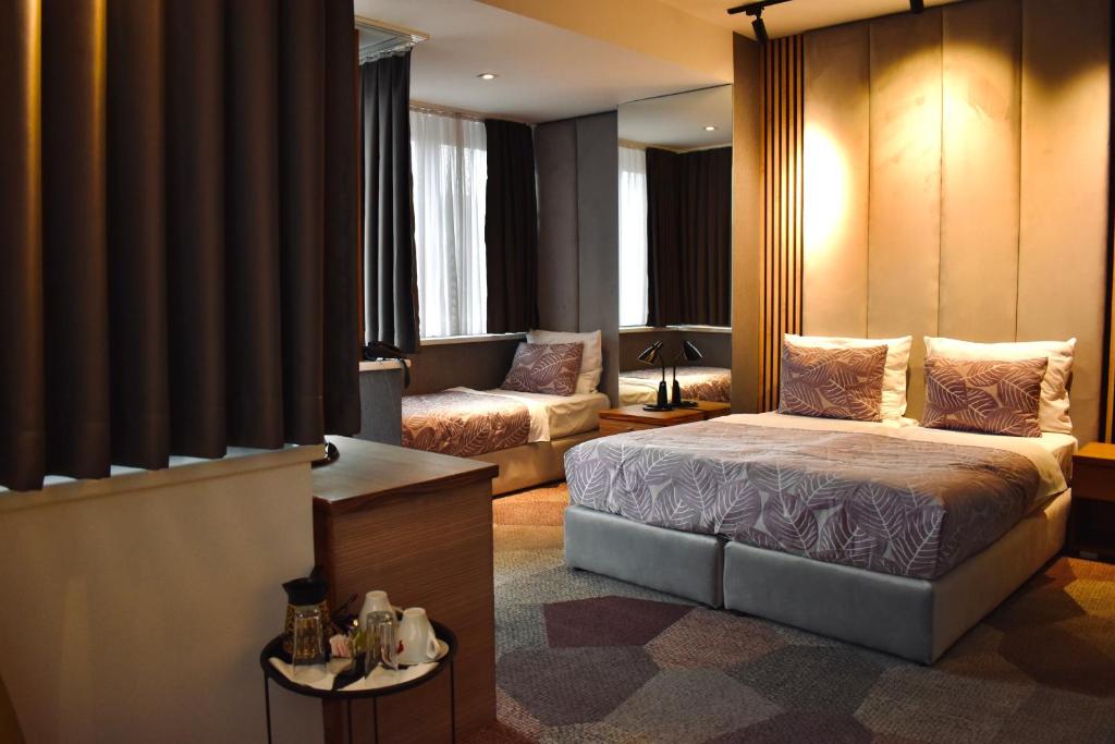 萨拉热窝Hotel City View Deluxe的酒店客房,配有床和沙发