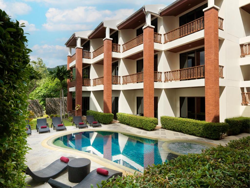 芭东海滩Sun Hill Hotel Patong的享有酒店外景,设有游泳池