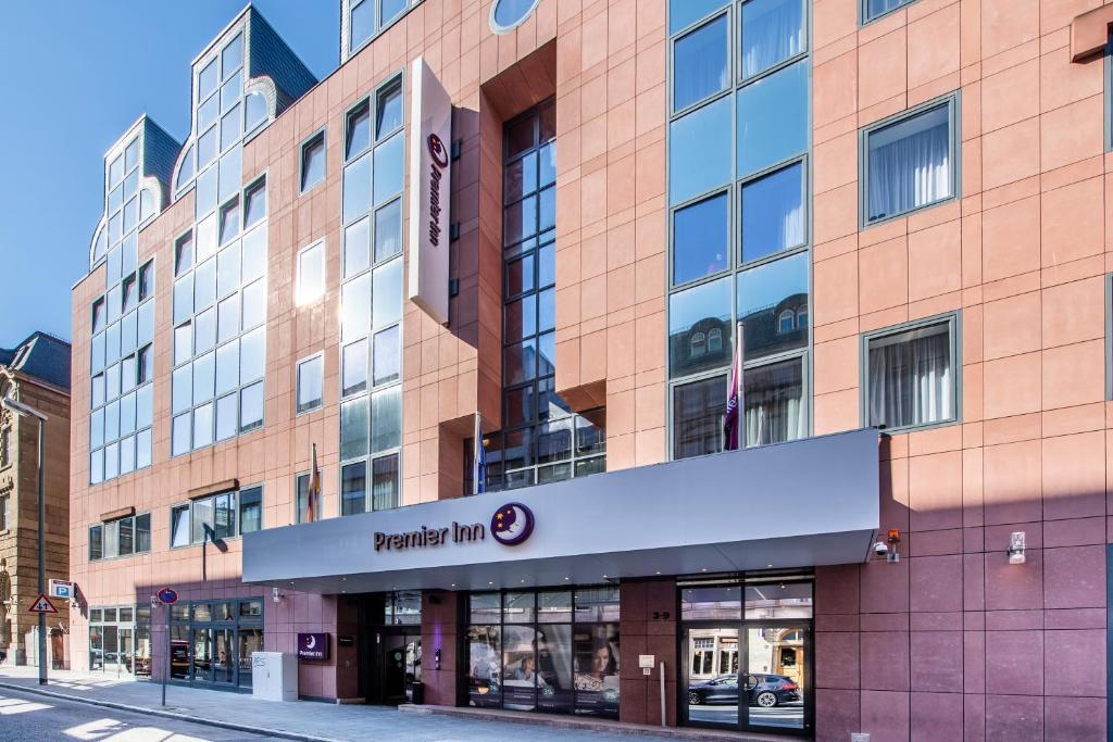 美因河畔法兰克福Premier Inn Frankfurt City Centre的街道上建筑物前面的商店