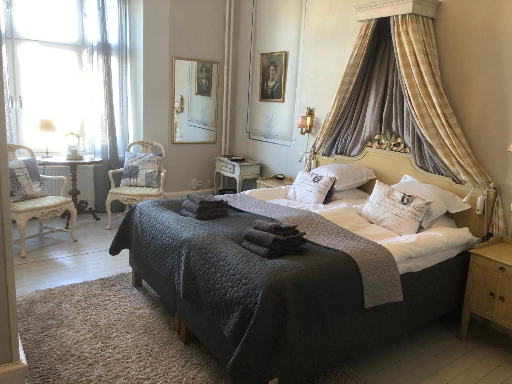 诺尔雪平斯特兰德酒店的一间卧室配有一张带天蓬的大床