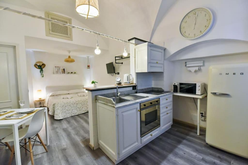 瓦里格提Welcome Varigotti - Borgo Saraceno - Tramontana的厨房配有水槽、冰箱和1张床