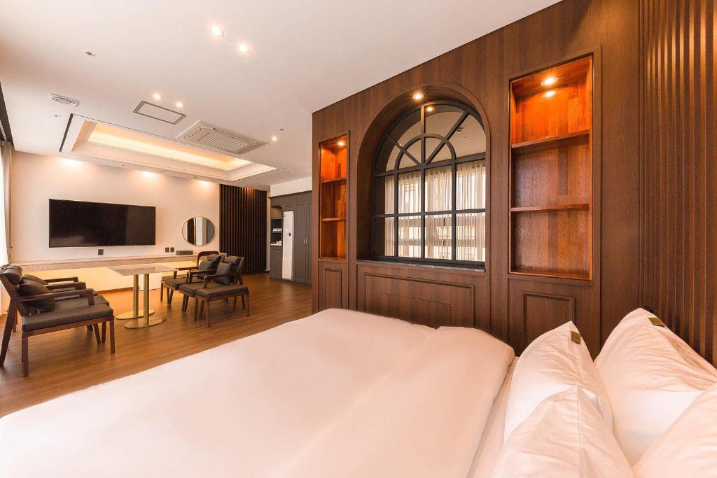 木浦市Hotel Demer Mokpo的一间卧室配有一张床和一张书桌