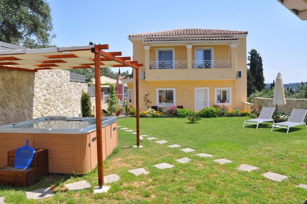 Ágios ProkópiosVilla Eoli Corfu的庭院内带热水浴池的房子