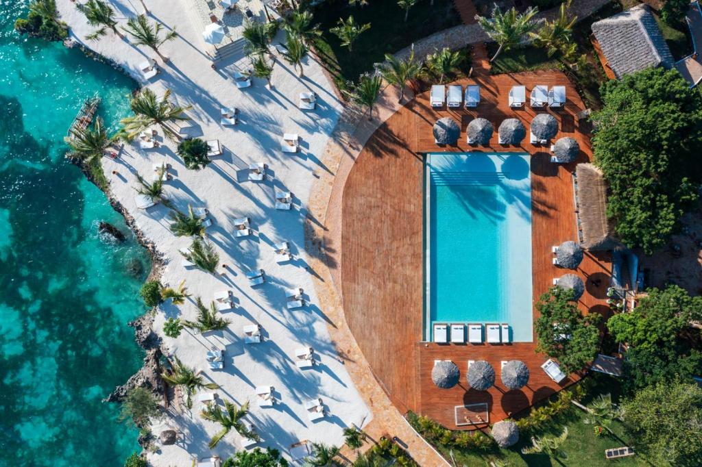 基济姆卡济Kwanza Resort by SUNRISE的享有带游泳池的度假村的空中景致
