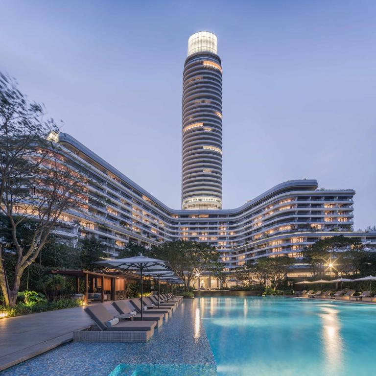 三亚三亚保利瑰丽酒店（国际奢华品牌瑰丽集团）的一座带游泳池和高楼的酒店