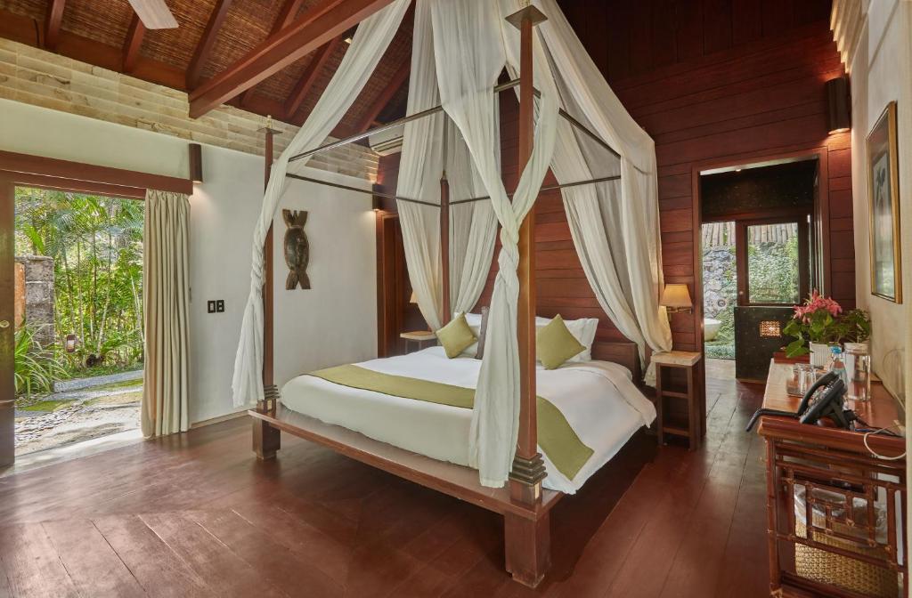 利帕圣贝尼托农场酒店的一间卧室配有一张带天蓬的床
