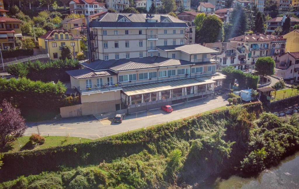 蒙卡列里达斯娜最佳品质酒店的山丘上建筑物的空中景观