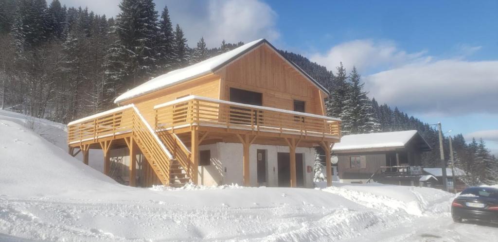 Saint-Pierre-dʼEntremontChalet le Lys Martagon的雪地小屋,前面有停车位