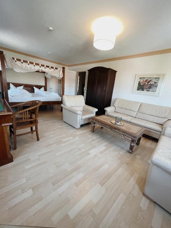吕贝克约瑟芬公寓的客厅配有沙发、桌子和床。
