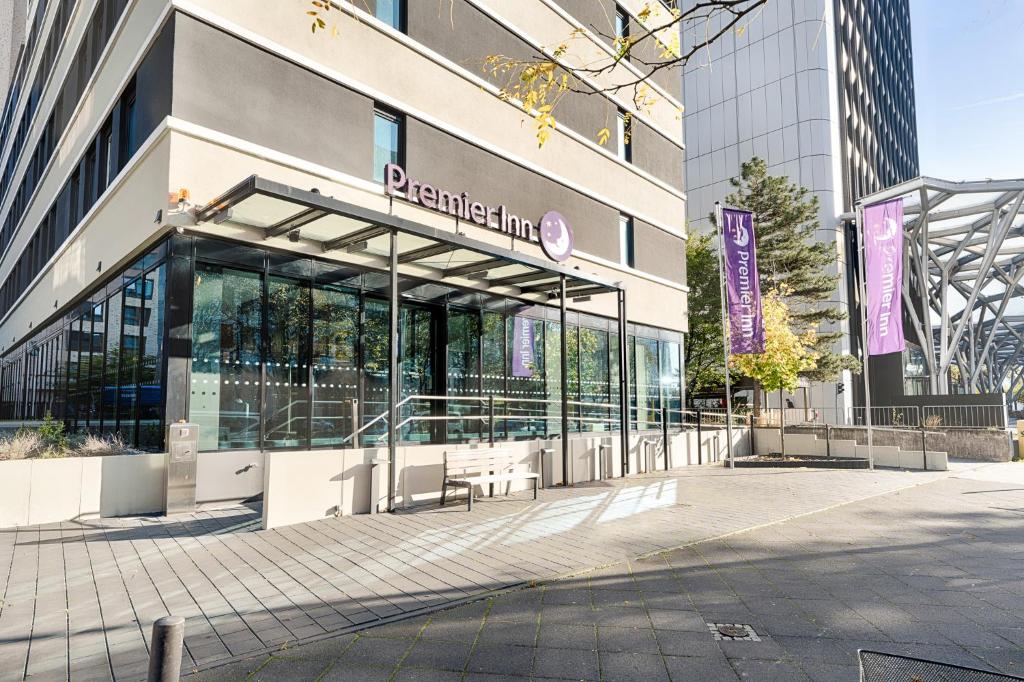 美因河畔法兰克福Premier Inn Frankfurt Westend的前面有标志的建筑