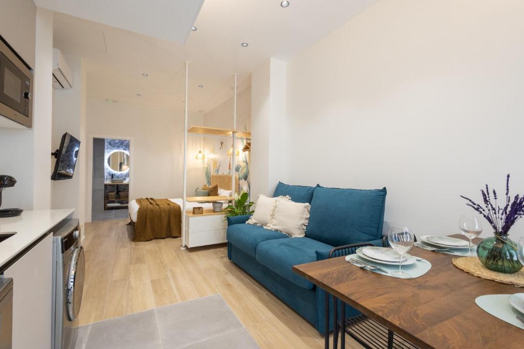 瓦伦西亚FLORIT FLATS - The Green Apartments的客厅配有蓝色的沙发和桌子