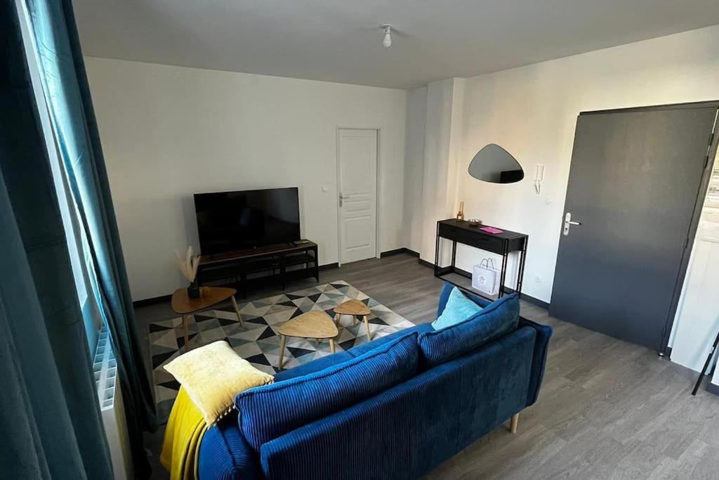 博韦Appartement f2 Résidence Nassau的客厅配有蓝色的沙发和电视