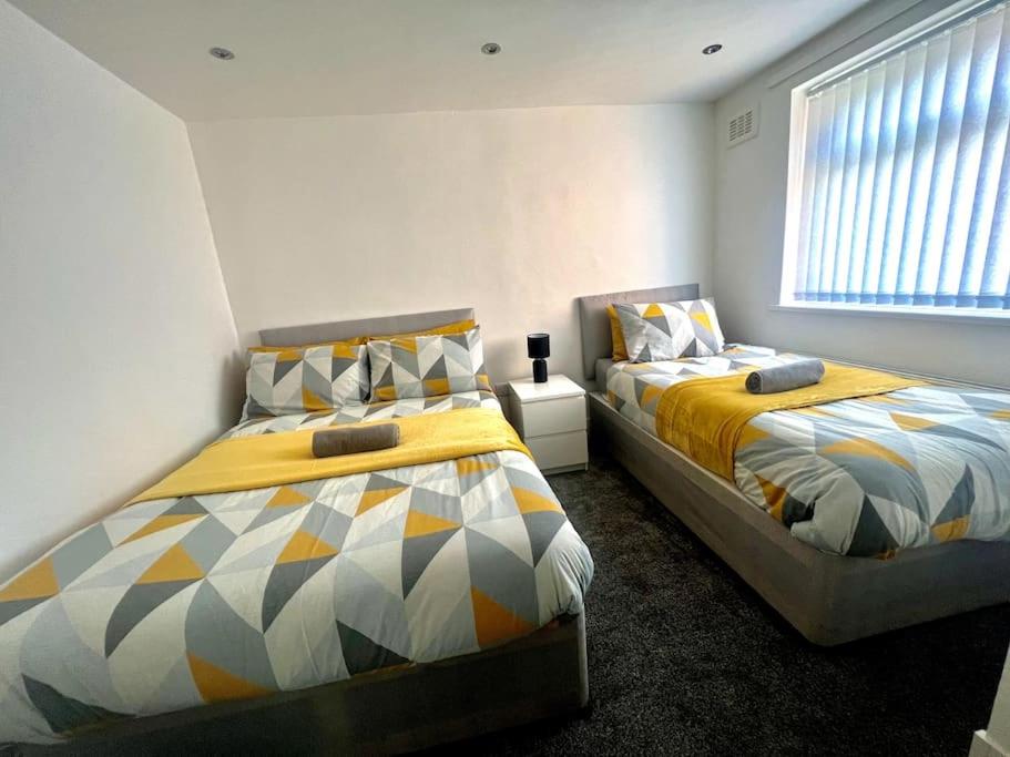 利物浦Modern 4 Bed - 10 mins to centre的卧室内两张并排的床