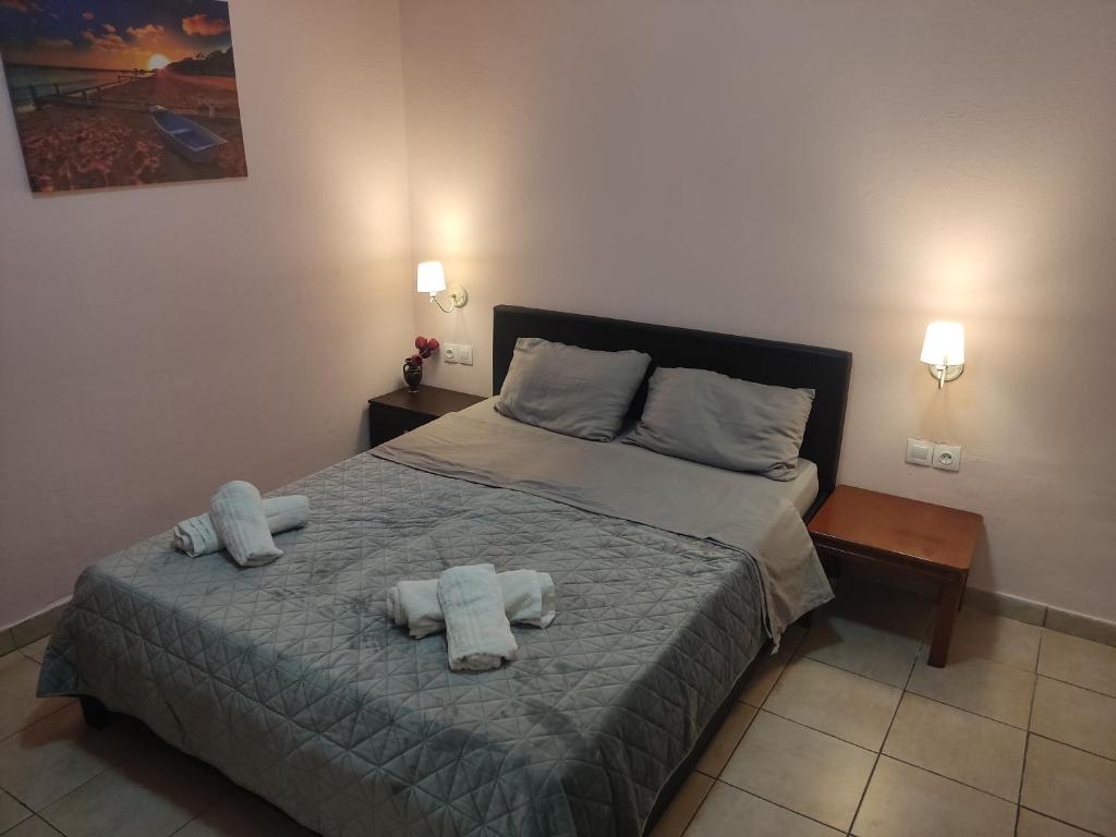 帕拉代西翁Nikolettas Studios Traditional House的一间卧室配有带毛巾的床