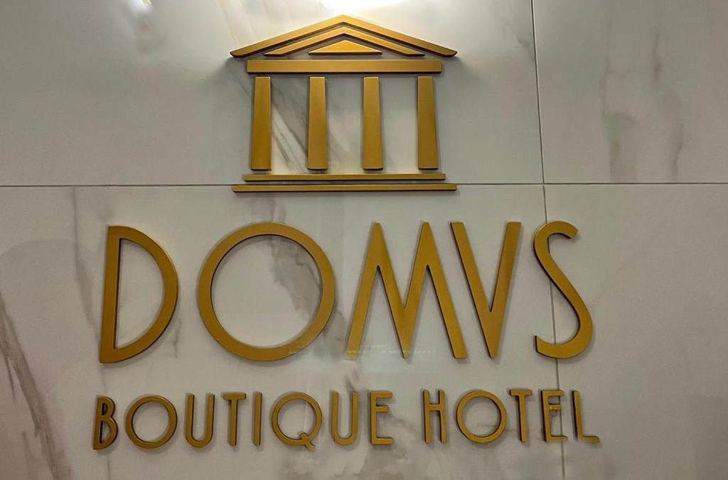 拉巴特Domus Boutique Hotel的墙上的Aondonois精品酒店标志