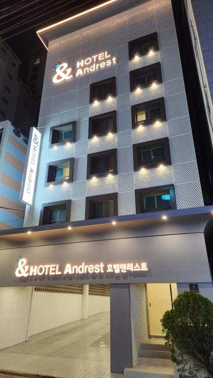 釜山Hotel Andrest的建筑前有标志的酒店