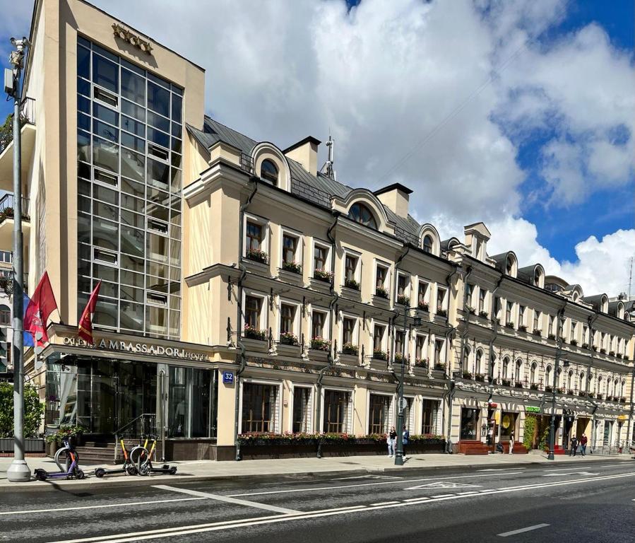 莫斯科BOUTIQUE HOTEL AMBASSADORI MOSCOW的一座位于城市街道上大楼前的大型建筑