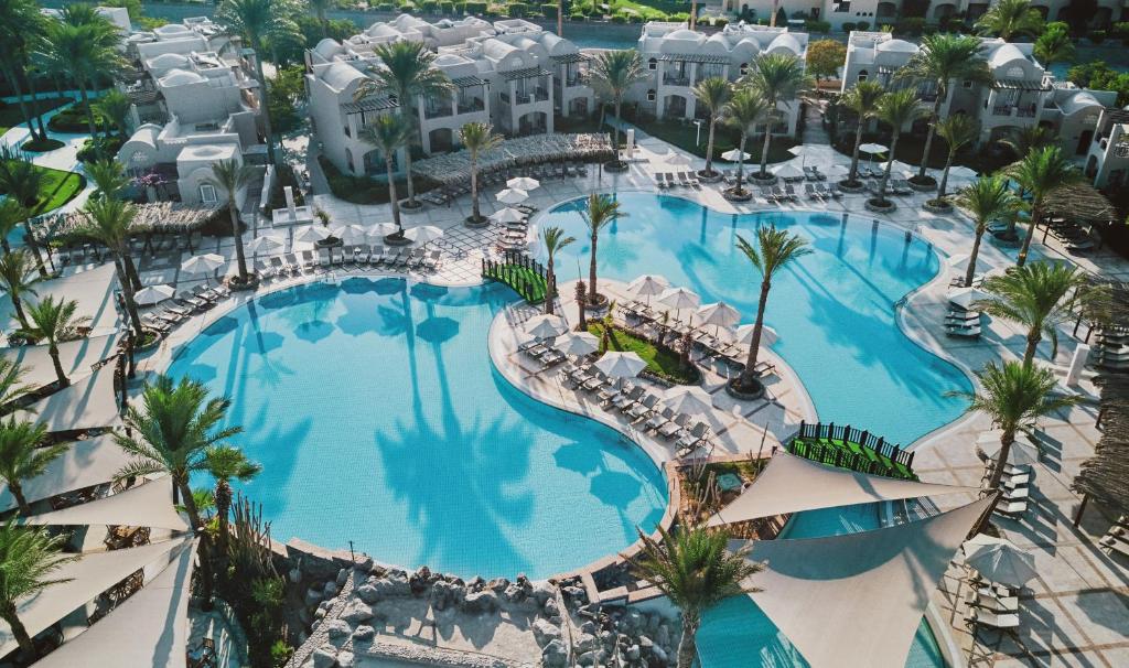 赫尔格达伊贝罗泰尔马卡迪海滩酒店的享有度假村游泳池的顶部景致