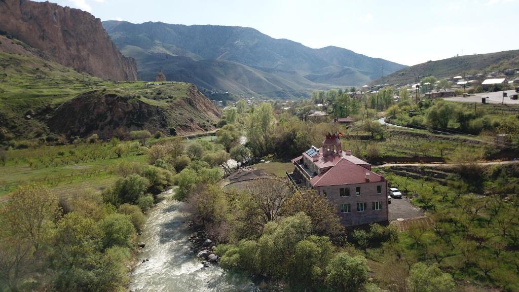 AreniAreni Lodge的享有房子和河流的空中景色