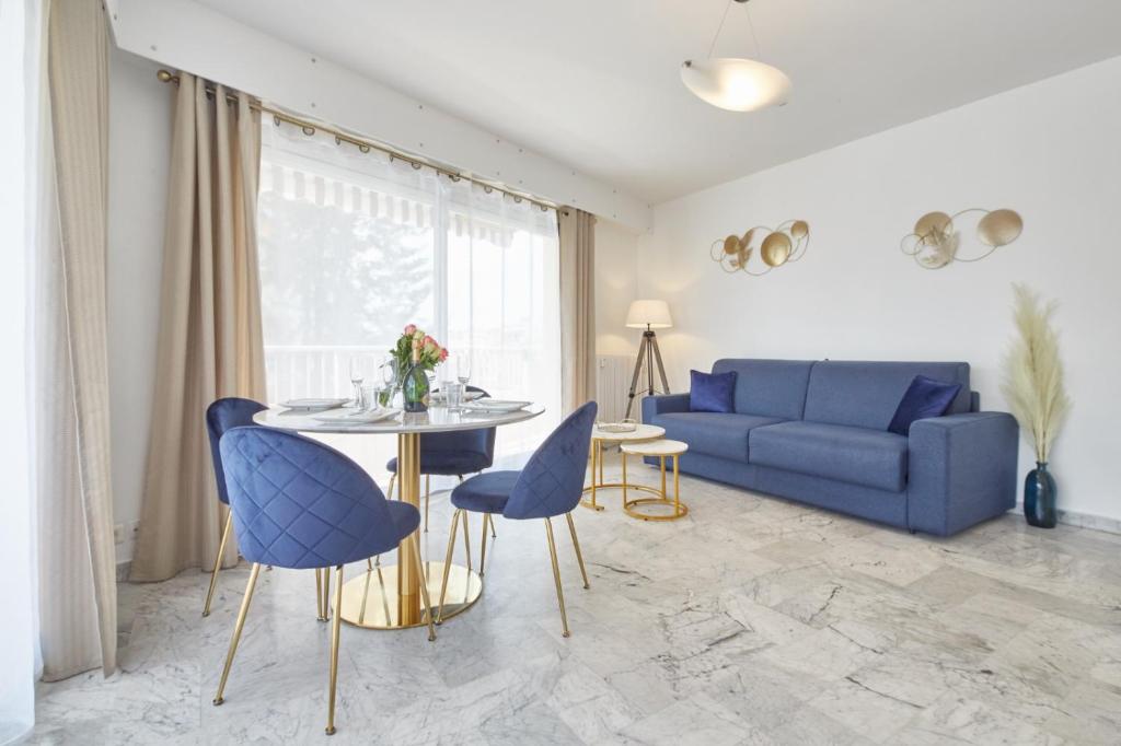 戛纳Cannes centre-Palais-200m des plages的客厅配有蓝色的沙发和桌子