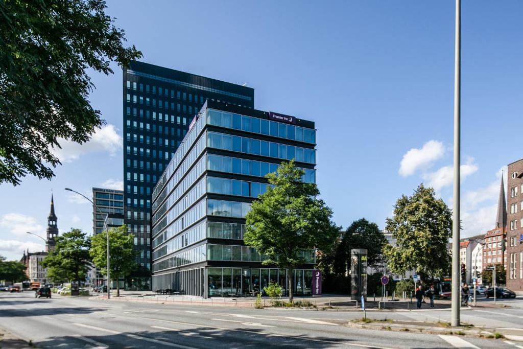 汉堡Premier Inn Hamburg City Zentrum的城市街道上高大的玻璃办公楼