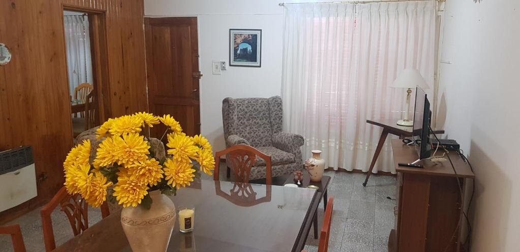阿尔韦亚尔将军镇Casa 3 habitaciones的客厅,桌子上放着黄色花瓶