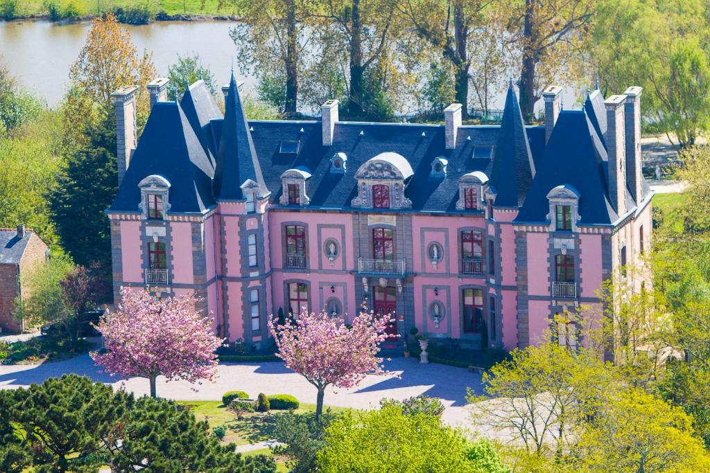 圣马洛科伦姆比城堡酒店的黑色屋顶的粉红色古屋