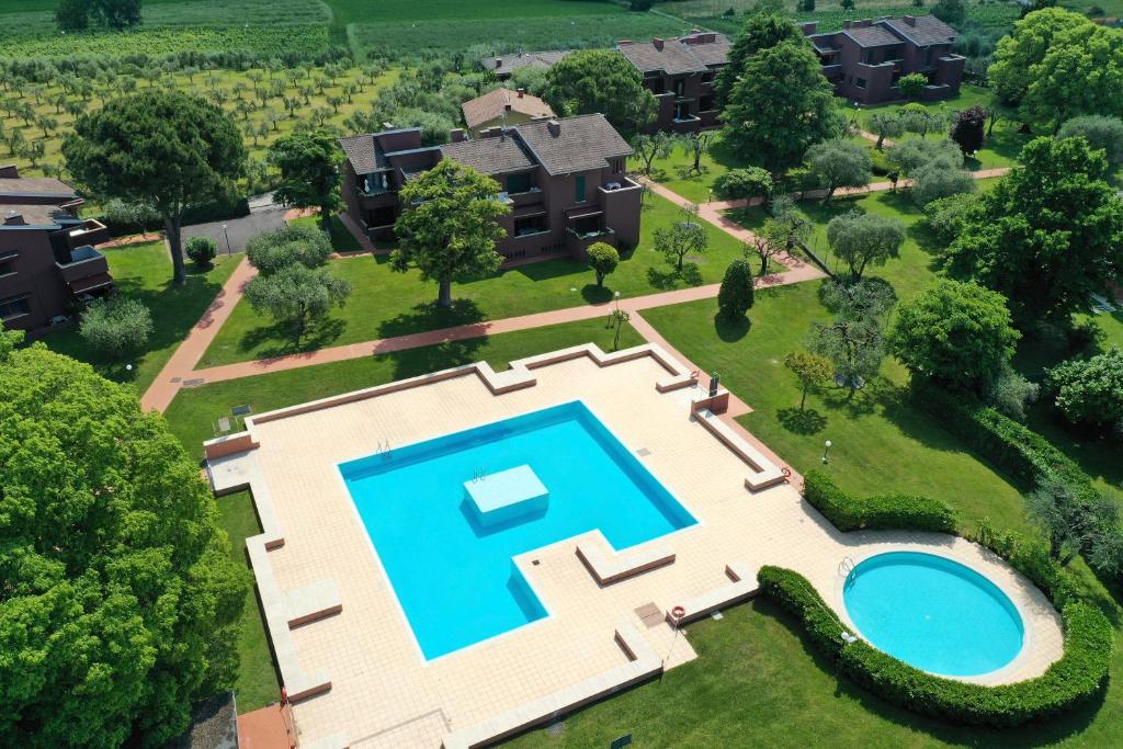 巴多利诺Appartamento Noal的享有大厦空中美景,设有游泳池