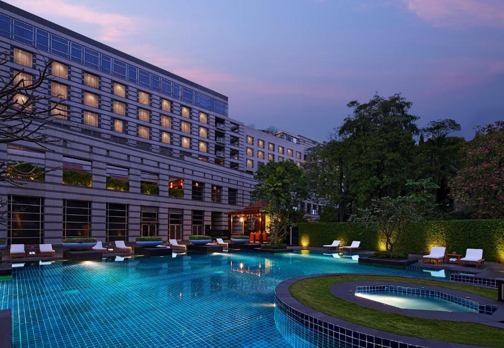 孟买Grand Hyatt Mumbai Hotel and Residences的大楼前设有游泳池的酒店