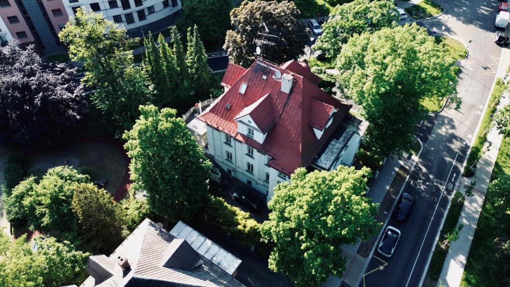 俄斯特拉发Retro Hotel Villa Ostrava的享有红色屋顶房屋的顶部景色