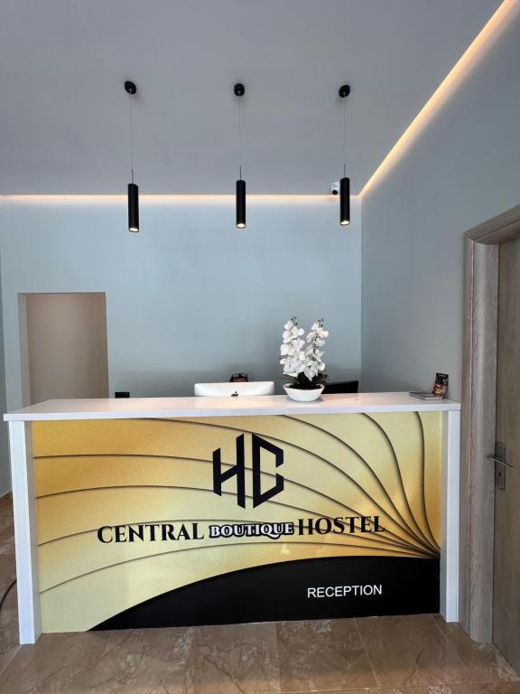 萨兰达Central Boutique Hostel的牙科研究生院开花的接待台