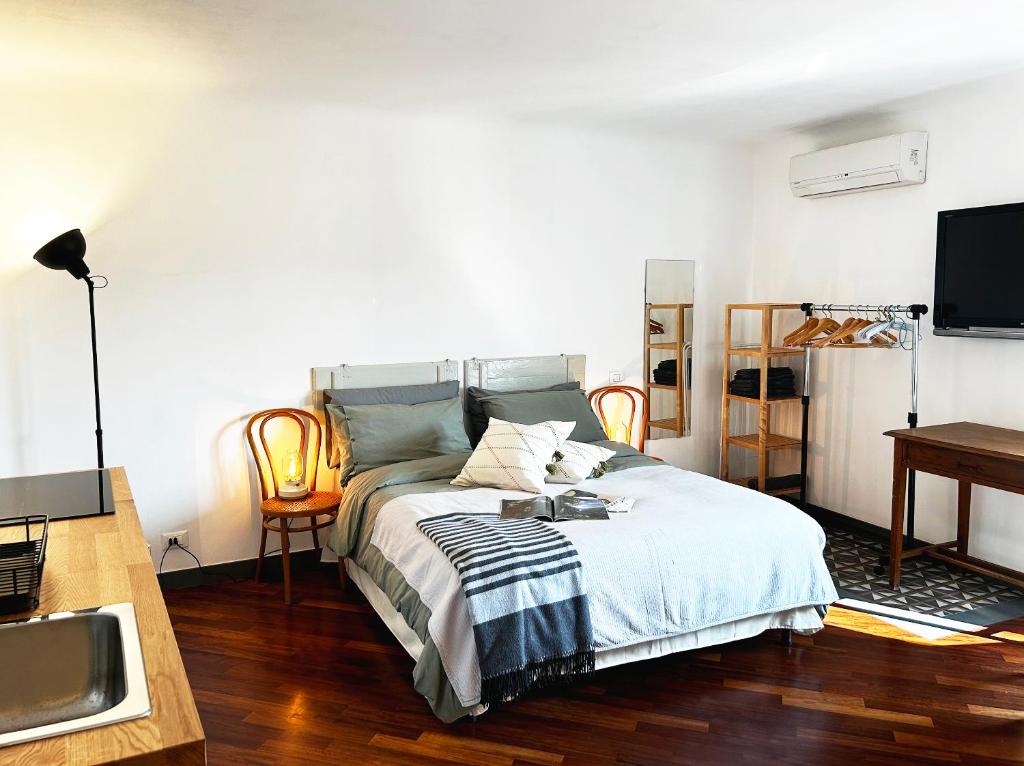 莱里奇Il Dolce Far Niente, La Serra di Lerici的一间卧室配有一张床、一张书桌和一台电视