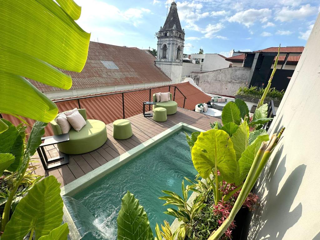 巴拿马城AmazINN Places Hotel Boutique Casa Marichu的建筑物屋顶上的游泳池