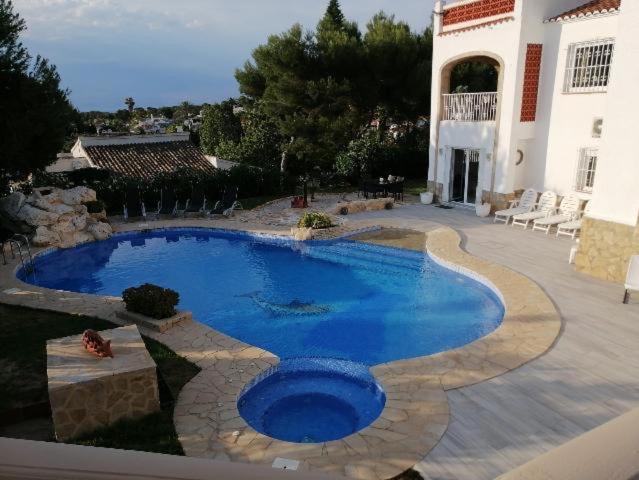 哈维亚villamarco的一座房子的院子内的大型游泳池