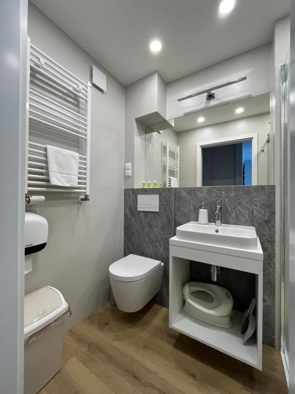 达布基Dukat Medical Spa的浴室配有白色卫生间和盥洗盆。