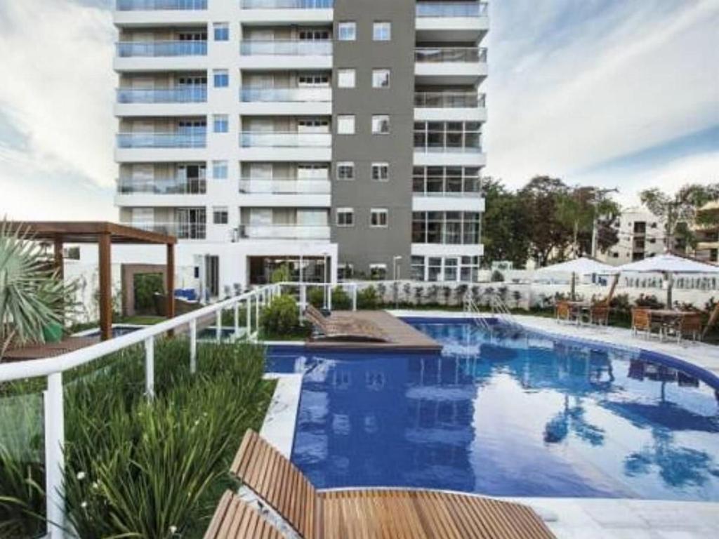 普雷图河畔圣若泽Condomínio Residencial Spazio Blu - São José do Rio Preto的一座高楼前的游泳池
