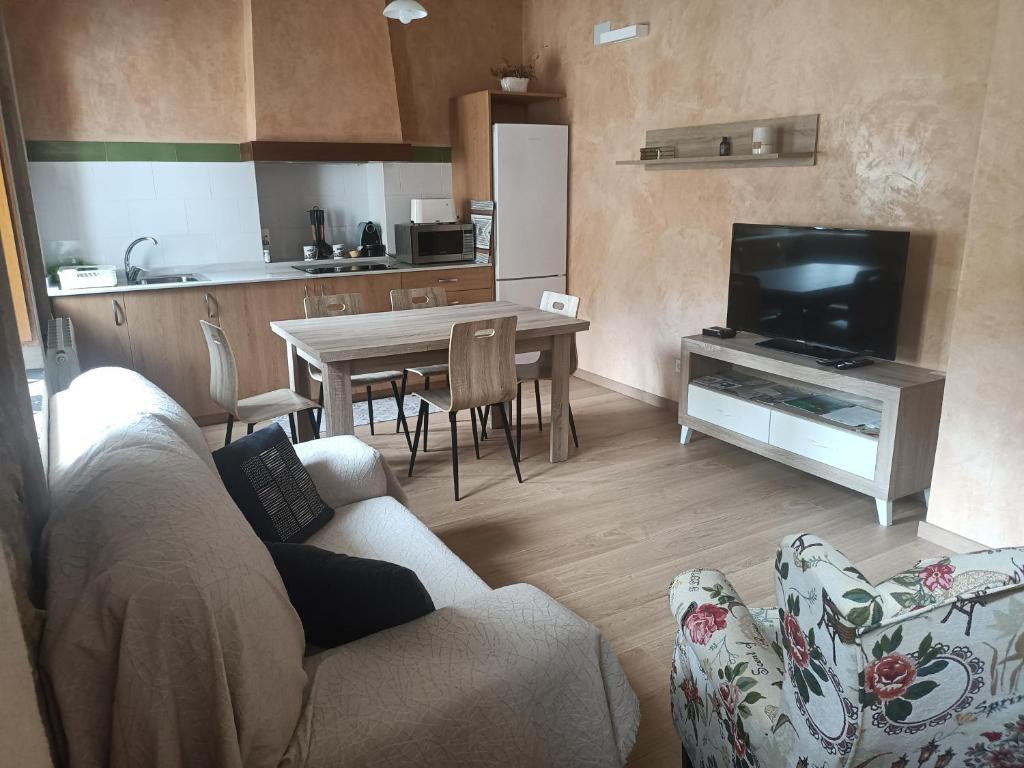 CastellfortCasa sala pinta的客厅配有沙发和带电视的桌子