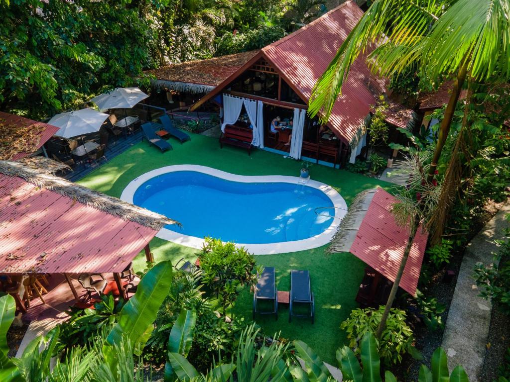 别霍港Namuwoki Lodge的享有带游泳池的度假村的空中景致
