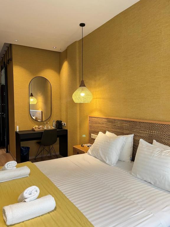 雅典G&W Luxury Rooms的酒店客房,配有带两条毛巾的床