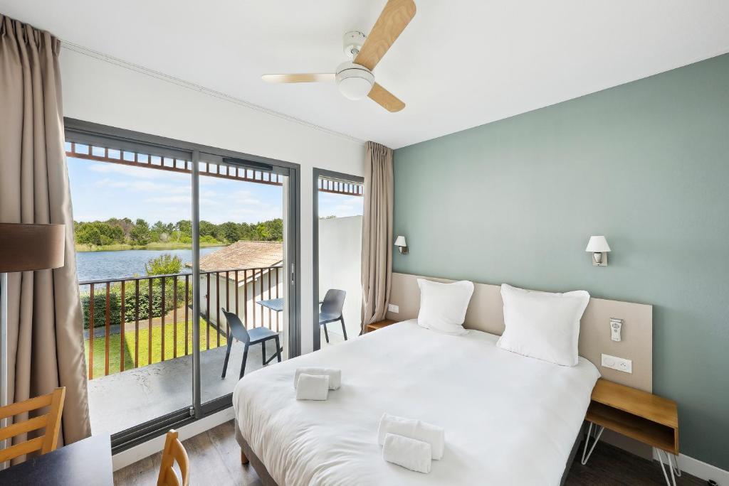 拉特斯特德布赫拉特斯特全套房酒店 - 阿卡雄湾的一间卧室设有一张床和一个大窗户