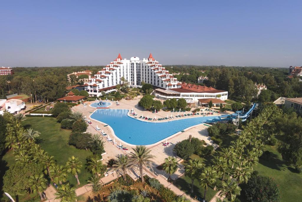 贝莱克格林马克斯酒店的享有带游泳池的度假村的空中景致