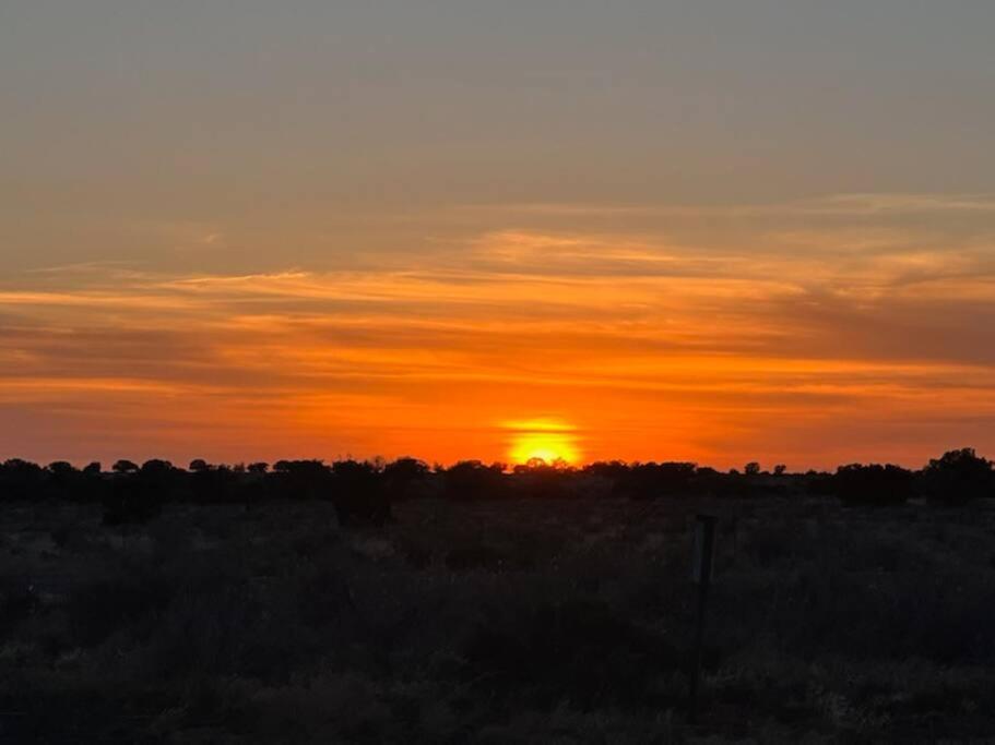 瓦莱Grand Canyon Cabin, Breathtaking sunsets/sunrises!!的天空中阳光下的一片日落