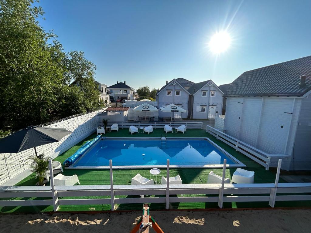 尤斯托尼莫斯基Domki letniskowe Layla的享有别墅内游泳池的顶部景致