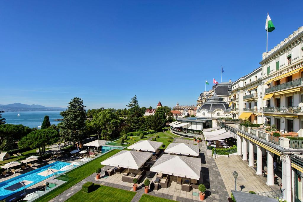 洛桑洛桑美岸皇宫大酒店的享有酒店、游泳池和度假村的空中景致