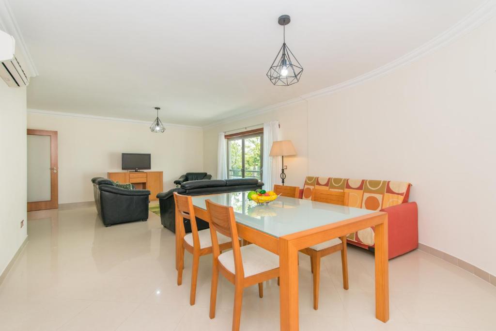 塔维拉Casa Mergoux - Maravilhoso Apartamento em Tavira的客厅配有桌椅