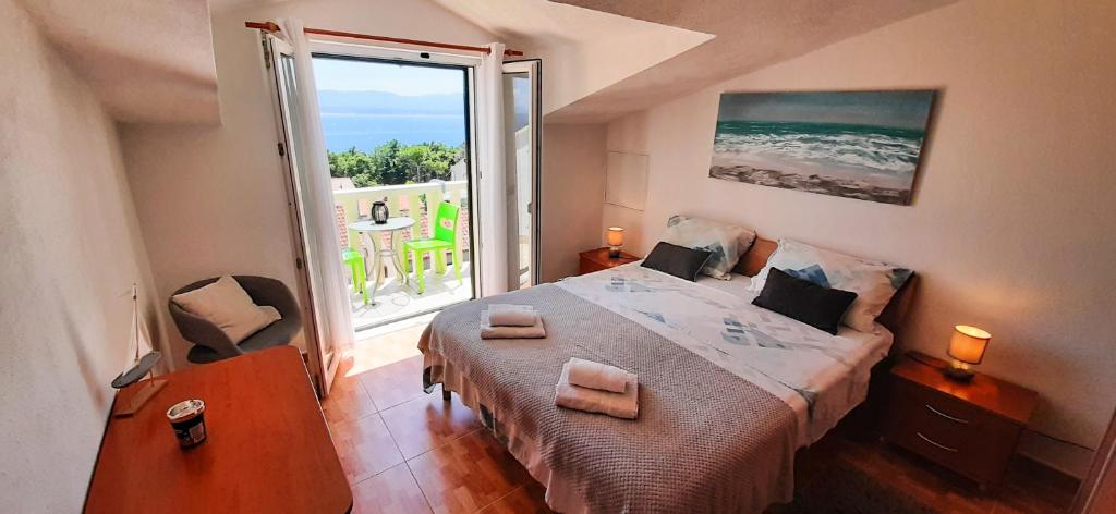 波尔Apartments Ivka Bol的一间卧室设有一张床,享有海景